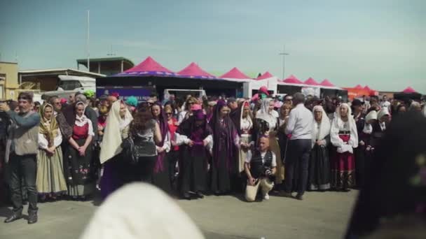 Alghero, Sardaigne 5 mai 2017 : Etape 1 du Giro cycliste. Femmes vêtements folkloriques Italie — Video