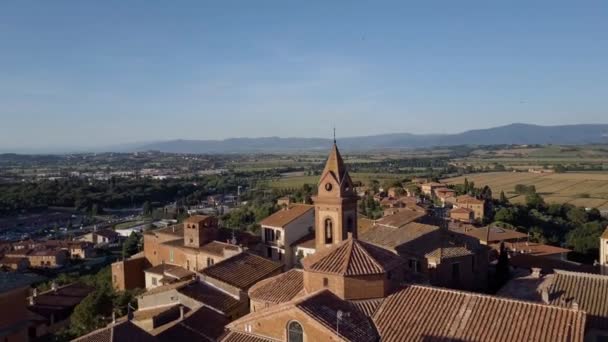 Повітряний красивий вигляд. Мале італійське село в горах — стокове відео