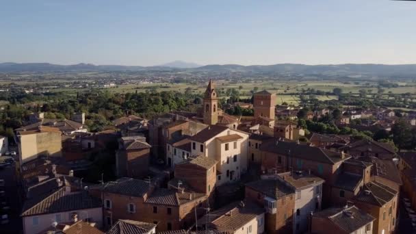 Vista aérea hermosa. Pequeño pueblo italiano en las montañas — Vídeos de Stock