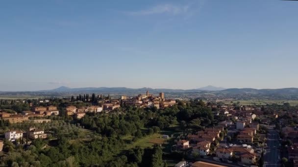 Een prachtig uitzicht vanuit de lucht. Klein Italiaans dorpje in de bergen — Stockvideo