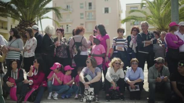 Alghero, Σαρδηνία 5 Μαΐου 2017: Στάδιο 1 ποδηλασία Giro ditalia. Άνθρωποι ροζ πεζοδρόμιο — Αρχείο Βίντεο