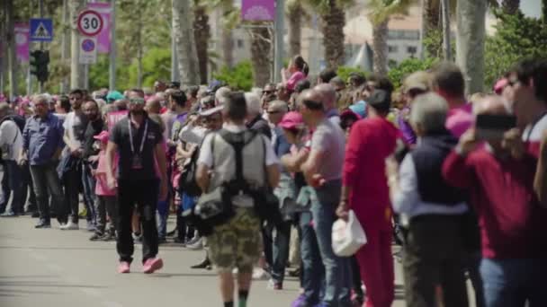 Alghero, Sardegna 5 maggio 2017: Fase 1 in bicicletta Giro dItalia. La gente diverte marciapiede — Video Stock