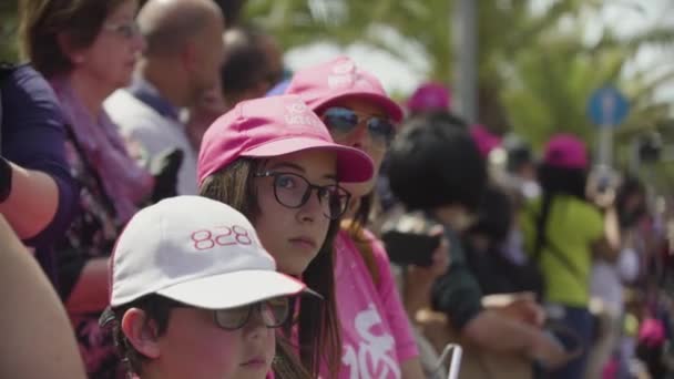 Alghero, Sardinië 5mei 2017: etappe 1 wielrennen Giro ditalia. Kinderen trottoir — Stockvideo