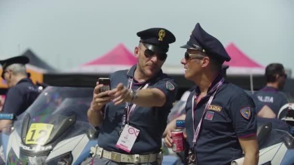 Alghero, Sardinia 5May 2017: Stage 1 cycling Giro ditalia Два поліцейські. — стокове відео