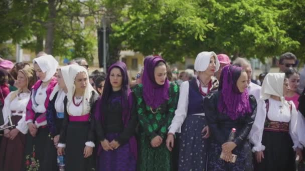 Alghero, Sardaigne 5 mai 2017 : Etape 1 du Giro cycliste. Femmes vêtements folkloriques Italie — Video