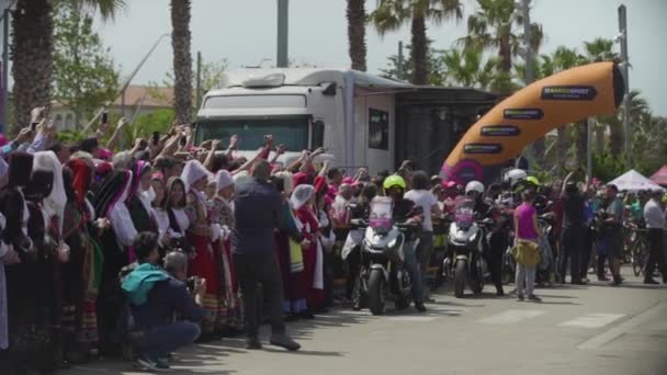 Alghero, Szardínia 5 máj 2017: 1. szakasz kerékpározás Giro. Nők népviselet Olaszország — Stock videók