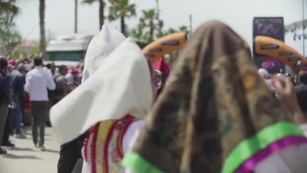 Alghero, Sardaigne 5 mai 2017 : Etape 1 du Giro cycliste. Femmes vêtements folkloriques Italie — Video