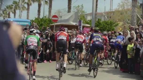 Alghero, Sardegna 5 maggio 2017: Fase 1 in bicicletta Giro dItalia. Inizio ciclismo di gruppo — Video Stock