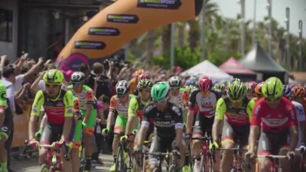 Alghero, Sardenha 5 de maio de 2017: Estágio 1 ciclismo Giro dItalia. Início do ciclismo em grupo — Vídeo de Stock