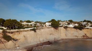 Havadan güzel bir manzara. Alicante İspanya 'nın Calp kentindeki deniz kenarındaki konutlar