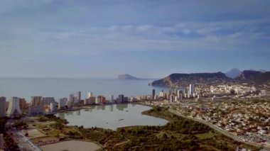 Havadan güzel bir manzara. Alicante İspanya 'nın Calp kentindeki deniz kenarındaki konutlar
