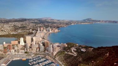 Havadan güzel bir manzara. Alicante İspanya 'nın Calp kentindeki deniz kenarındaki konutlar