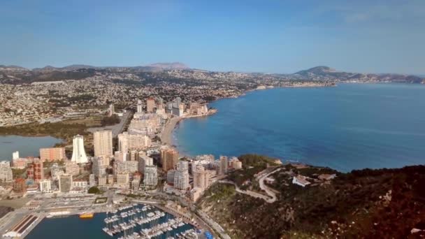 Vista aérea bonita. Casas residenciais à beira-mar na cidade turística de Calp em Alicante Espanha — Vídeo de Stock