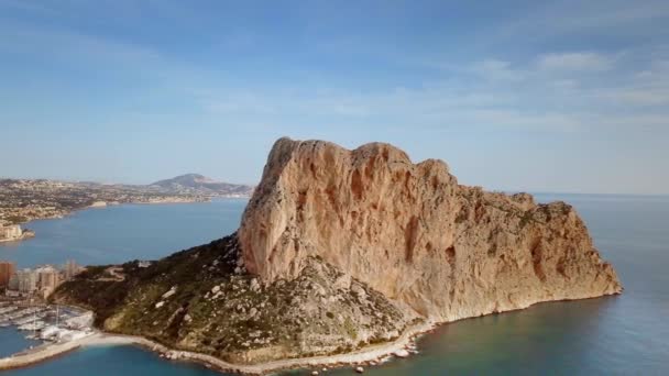 Aerial view in Calpe, symbol of Calpe town, 4k footage. Province of Alicante, Costa Blanca, Spain — Wideo stockowe