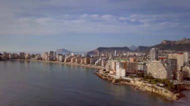 Havadan güzel bir manzara. Alicante İspanya 'nın Calp kentindeki deniz kenarındaki konutlar