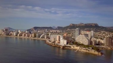 Havadan güzel bir manzara. Alicante İspanya 'nın Calp kentindeki deniz kenarındaki konutlar