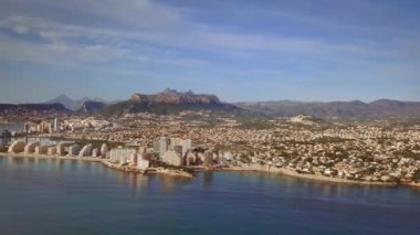 Havadan güzel bir manzara. Alicante İspanya 'nın Calp kentindeki deniz kenarındaki konutlar