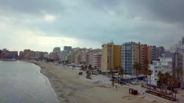 Havadan güzel bir manzara. Alicante İspanya 'nın Calp kentindeki deniz kenarındaki konutlar
