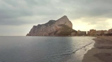 Hava manzaralı büyük kaya, Calpe kasabasının sembolü, 4K görüntü. Alicante ili, Costa Blanca, İspanya. Gün batımında