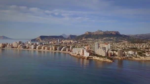 Letecký krásný výhled. Obytné domy u moře v turistickém městě Calp v Alicante Španělsko — Stock video