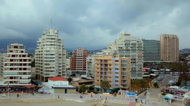 Vista aérea bonita. Casas residenciais à beira-mar na cidade turística de Calp em Alicante Espanha — Vídeo de Stock
