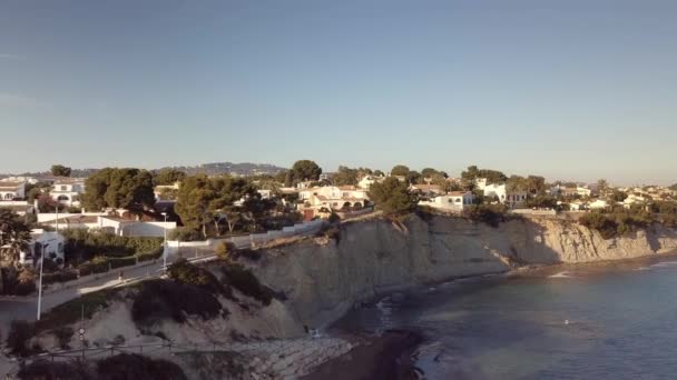 Vista aérea hermosa. Viviendas junto al mar en la turística localidad de Calp en Alicante España — Vídeos de Stock