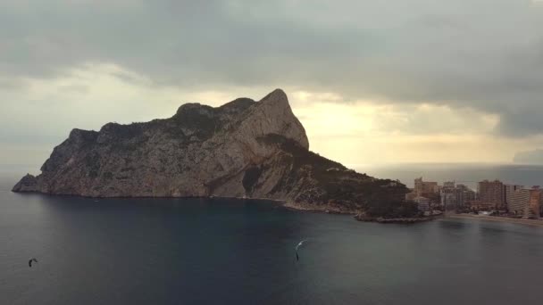 Vista aérea rocha grande, símbolo da cidade de Calpe, imagens 4k. Província de Alicante, Costa Blanca, Espanha. Ao pôr do sol — Vídeo de Stock