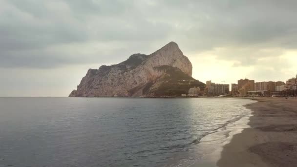 Letecký pohled na velkou skálu, symbol města Calpe, 4k záběry. Provincie Alicante, Costa Blanca, Španělsko. Na západě slunce — Stock video