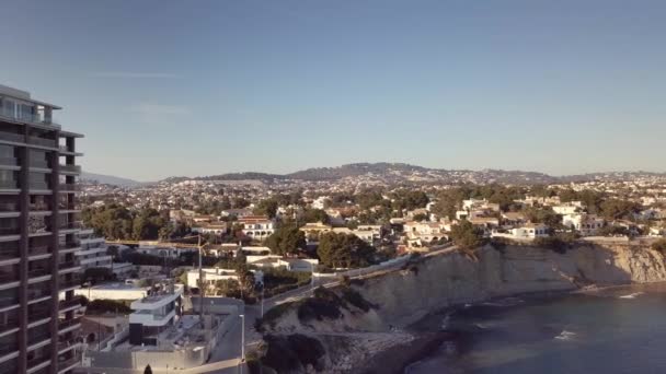 Vista aérea hermosa. Viviendas junto al mar en la turística localidad de Calp en Alicante España — Vídeo de stock