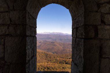 Ormanı ile kaplı tepeler, görünümünü sonbahar.
