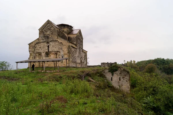 Bediysky キリスト教の教会、古代の建物を台無しにしました。. — ストック写真