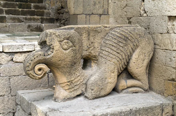 Скульптура животного в крепости Нарын-Кала, Дербент, Дагестан . — стоковое фото