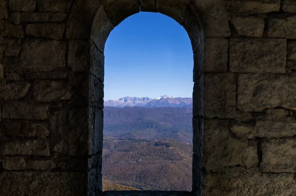 Vista Las Montañas Desde Ventana Estrecha Fortaleza Piedra —  Fotos de Stock