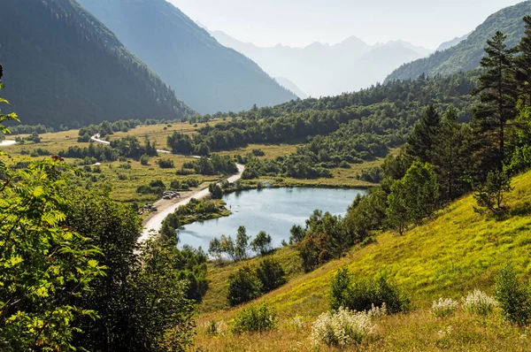 Dağ manzarası - dağlar, sarp yamaçlar, bir göl, mavi su, yaz, Dombai.