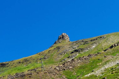 Dombai dağın taş çıkıntıya.