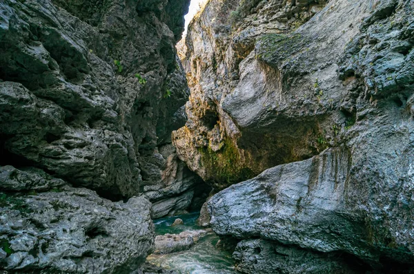 Belaya nehrinde adıge Khanzhokh Gorge parçası. — Stok fotoğraf