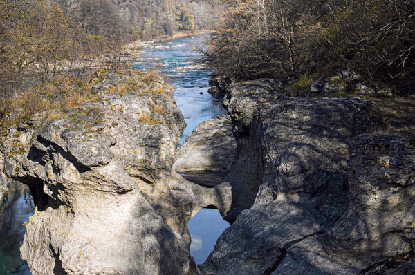 Salida de la garganta de Khanzhokh, el río Belaya, Adigea . —  Fotos de Stock