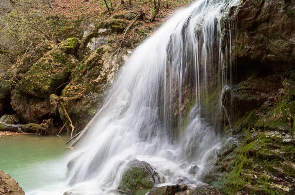 Bir şelalenin Rufabgo gorge, Adıge, sonbahar