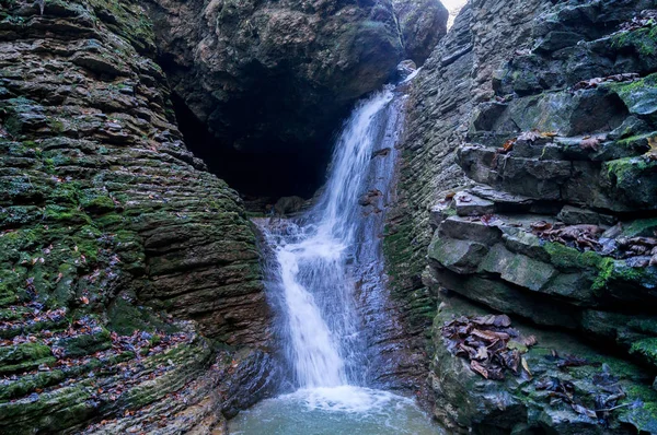 Şelale Rufabgo gorge, Adıge, sonbaharda adım attı..
