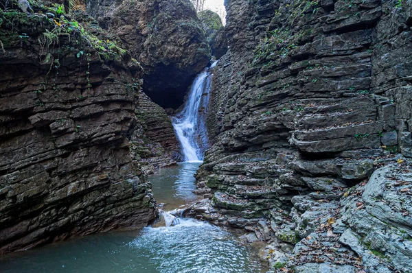 Çok katmanlı bir şelale Rufabgo gorge, Adıge, Güz.