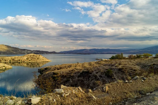Rezervuar üzerinde nehir Sulak, Dağıstan, sonbahar.