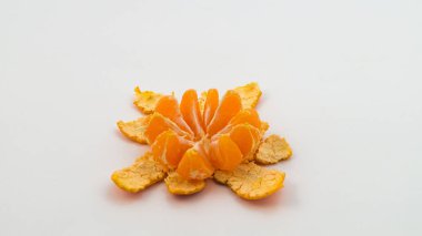 Bir olgun mandalina, dilimlere bölünmüş.