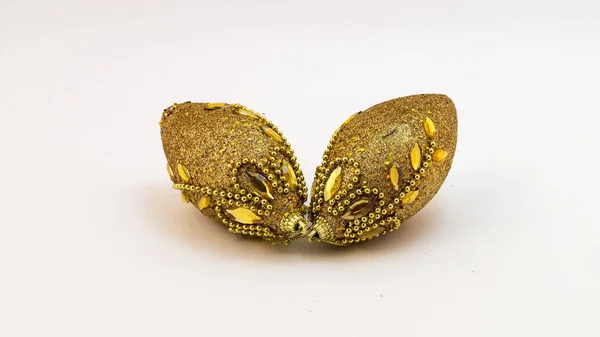 Δύο Χρυσά Κώνους Γυάλινα Πέταλα Εσωτερική Διακόσμηση Για Τις Διακοπές — Φωτογραφία Αρχείου