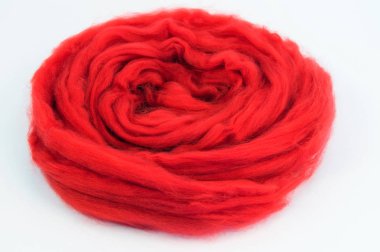 Kırmızı yün keçe, çevresinde katlanmış penye şerit için.