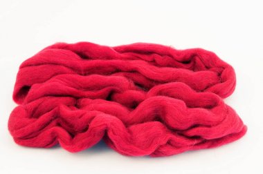 Kiraz renk tepeli şerit için kuru ve ıslak keçe bir malzemedir.