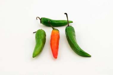 Acı biber, dört adet, üç yeşil, bir portakal.