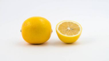 Bir bütün yanında limon yarım kesilmiş limon.