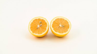 İki yarım kesilmiş limon.