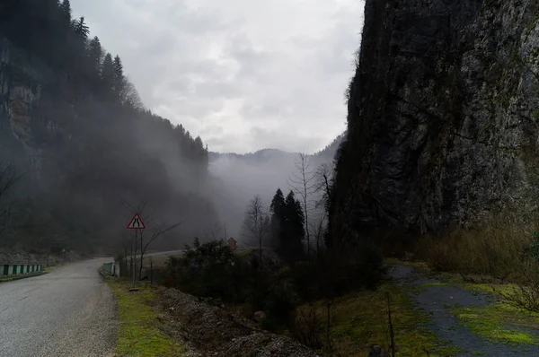 Niebla Las Montañas Abjasia Salida Bolsa Piedra —  Fotos de Stock