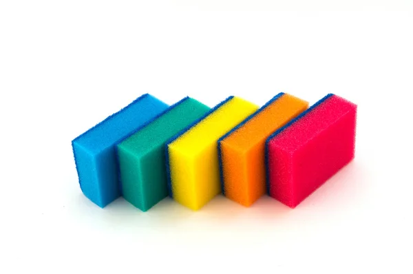 Cinco Esponja Espuma Multicolorida Para Limpeza Limpeza Sujeira Fundo Branco — Fotografia de Stock